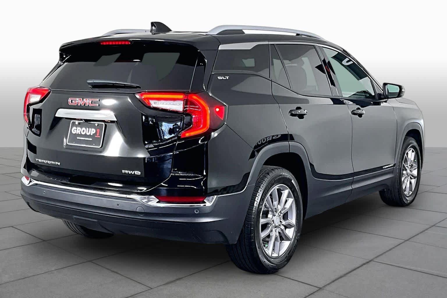 Used 2024 GMC Terrain SLT AWD/4WD image 12