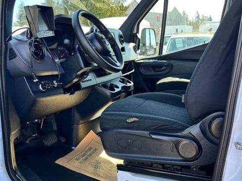 Used 2019 Freightliner Sprinter 3500 w/ Premium Package image 10