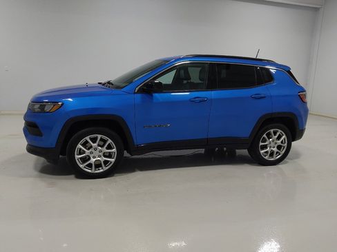 Used 2023 Jeep Compass Latitude AWD/4WD image 2