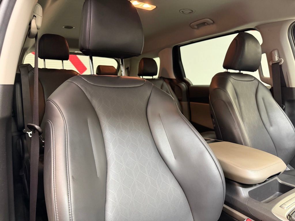 Used 2025 Kia Carnival FWD image 14