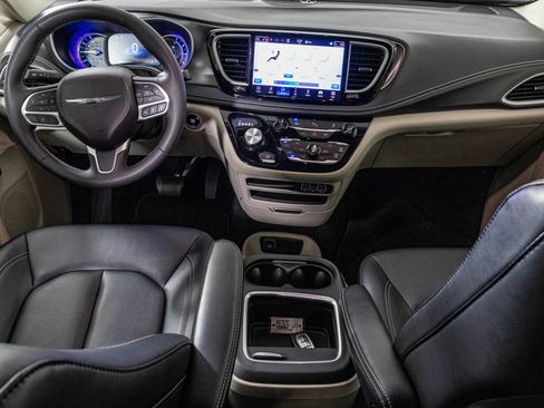 Used 2024 Chrysler Pacifica Limited FWD image 25