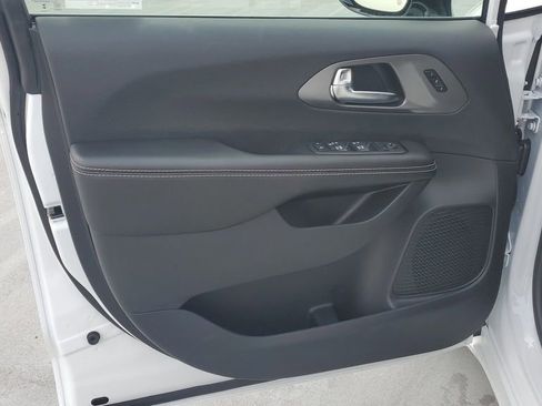 New 2026 Chrysler Pacifica Select image 19