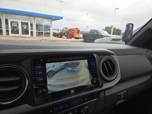 Used 2019 Toyota Tacoma TRD Off-Road AWD/4WD image 16