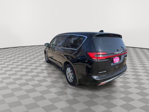 Used 2024 Chrysler Pacifica Touring-L FWD image 6