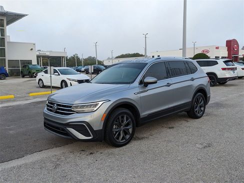Certified 2023 Volkswagen Tiguan SE image 2