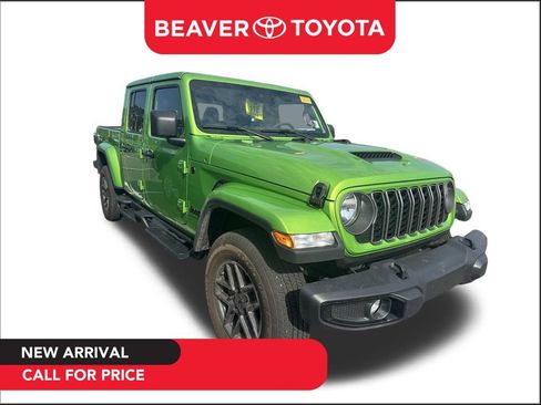 Used 2025 Jeep Gladiator Sport AWD/4WD image 1
