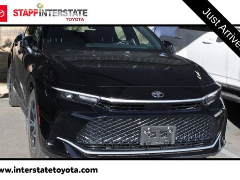 Used 2023 Toyota Crown XLE image 1