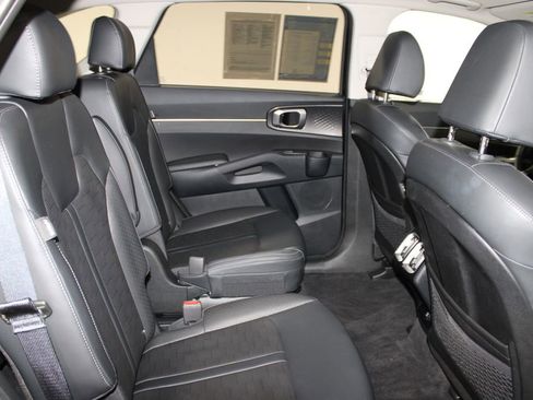 Used 2025 Kia Sorento EX w/ Panoramic Sunroof Package image 32
