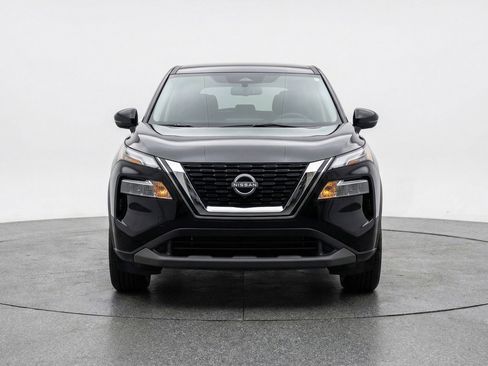 Used 2025 Nissan Rogue SV image 2