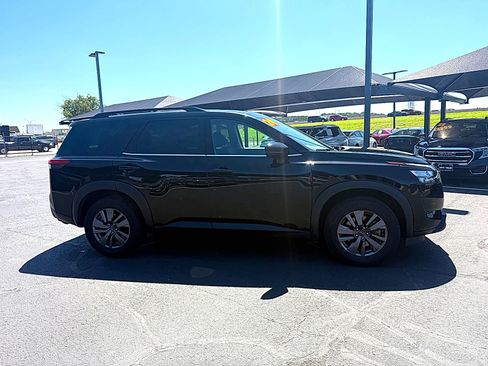 Used 2024 Nissan Pathfinder SV FWD image 3
