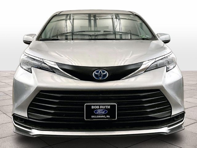 Used 2025 Toyota Sienna LE FWD image 3
