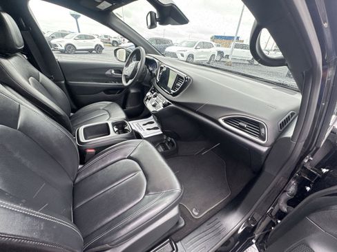 Used 2025 Chrysler Pacifica Select FWD image 15