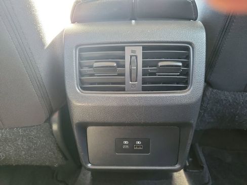 Used 2023 Nissan Rogue SV image 11