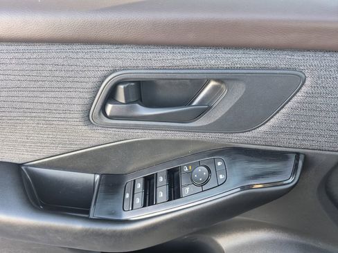 Used 2023 Nissan Rogue S image 8