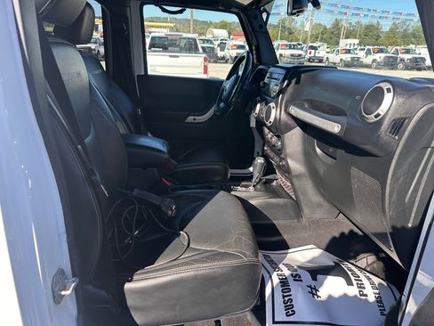 Used 2018 Jeep Wrangler Unlimited Rubicon w/ Connectivity Group image 7