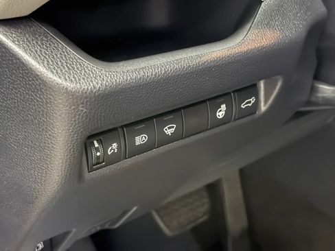Used 2019 Toyota RAV4 XLE AWD/4WD image 18