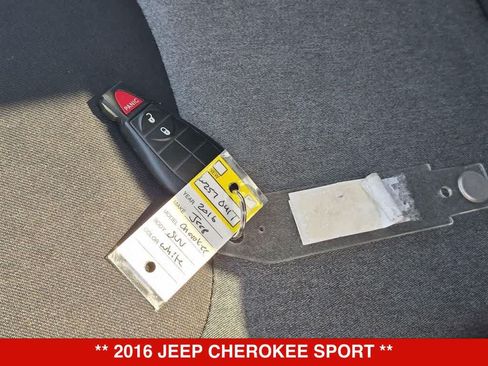 Used 2016 Jeep Cherokee Sport FWD image 32