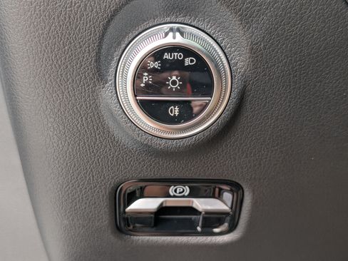 Used 2023 Mercedes-Benz C 300 4MATIC Sedan image 23