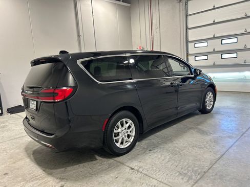 Used 2023 Chrysler Pacifica Touring-L FWD image 6