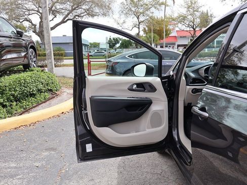 Used 2023 Chrysler Pacifica Touring-L image 23