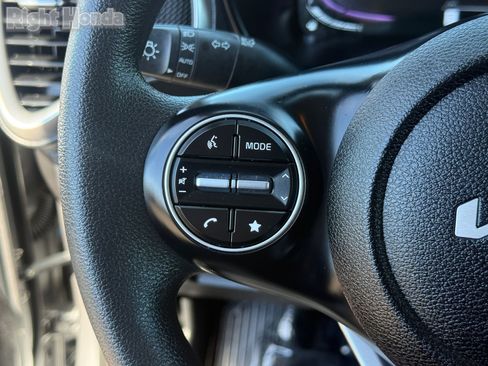 Used 2025 Kia Soul LX image 15