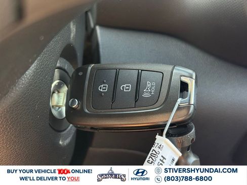 Certified 2025 Hyundai Venue SE image 27