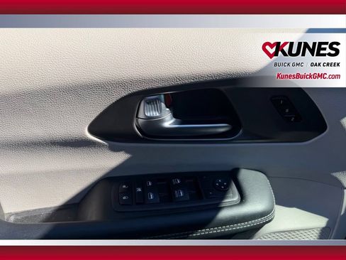 Used 2023 Chrysler Pacifica Touring-L FWD image 18