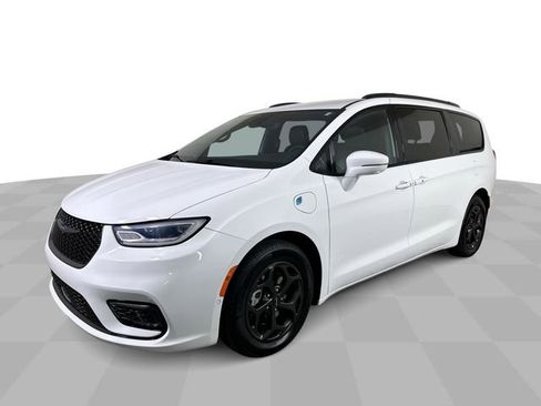 Used 2021 Chrysler Pacifica Touring-L w/ Uconnect Theater Family Group FWD image 1