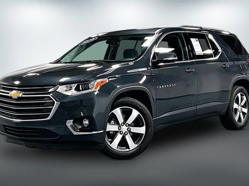 Used 2019 Chevrolet Traverse LT w/ LT Premium Package AWD/4WD image 3