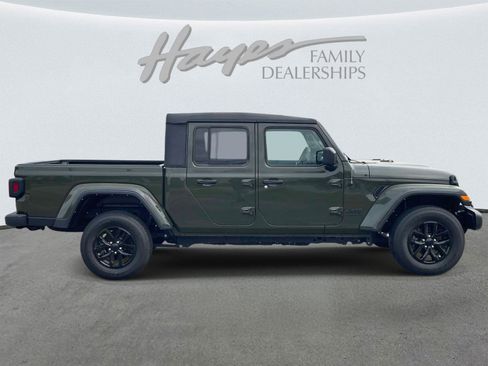 Used 2023 Jeep Gladiator Sport AWD/4WD image 21