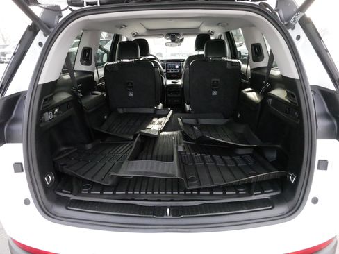 Used 2023 Jeep Grand Cherokee L Limited w/ Black Appearance Package image 18