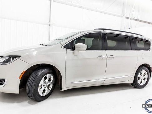 Used 2017 Chrysler Pacifica Touring-L image 3