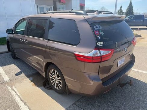 Used 2019 Toyota Sienna XLE w/ XLE Navigation Package FWD image 6