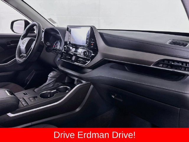 Used 2022 Toyota Highlander LE FWD image 26