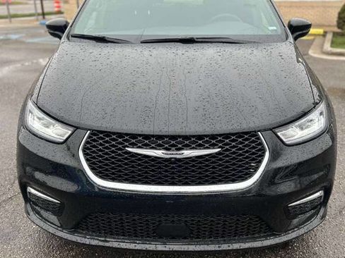 Used 2026 Chrysler Pacifica Select image 2