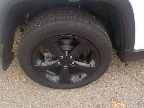 Used 2023 Jeep Grand Cherokee Altitude image 17