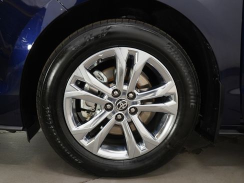 Used 2023 Toyota Sienna Platinum image 34