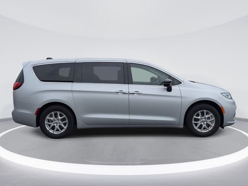 Used 2024 Chrysler Pacifica Touring-L FWD image 4