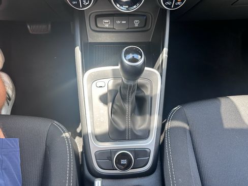 Used 2025 Hyundai Venue SEL FWD image 16