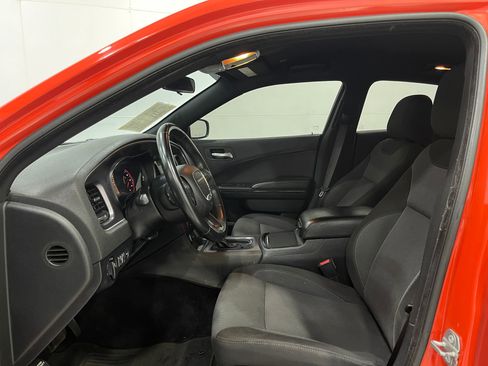 Used 2018 Dodge Charger SXT w/ Blacktop Package RWD image 11