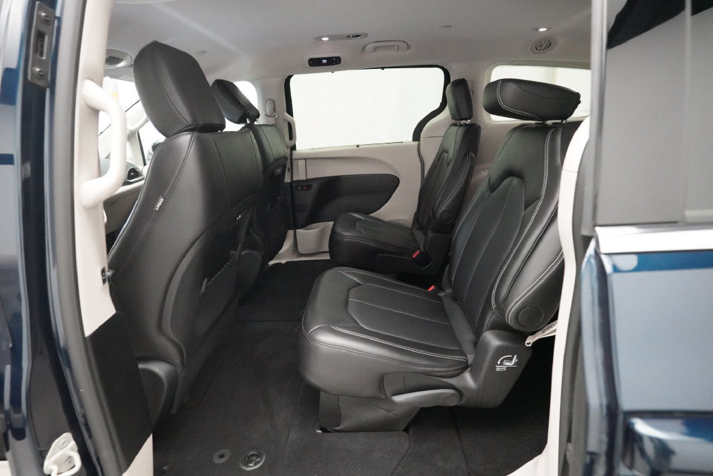 Used 2024 Chrysler Pacifica Touring-L AWD/4WD image 16
