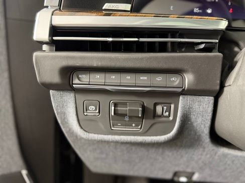 Used 2026 Cadillac Escalade Platinum Sport w/ LPO, Floor Liner Package AWD/4WD image 32