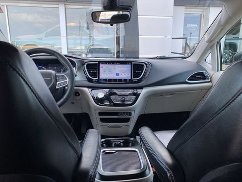Used 2023 Chrysler Pacifica Touring-L FWD image 28