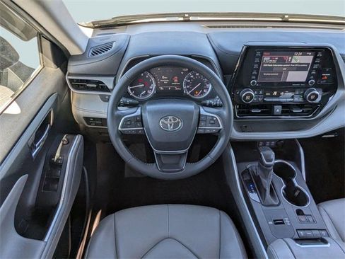 Used 2022 Toyota Highlander XLE image 15