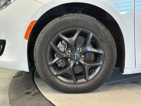 Used 2020 Chrysler Pacifica Touring-L w/ S Appearance Package image 23