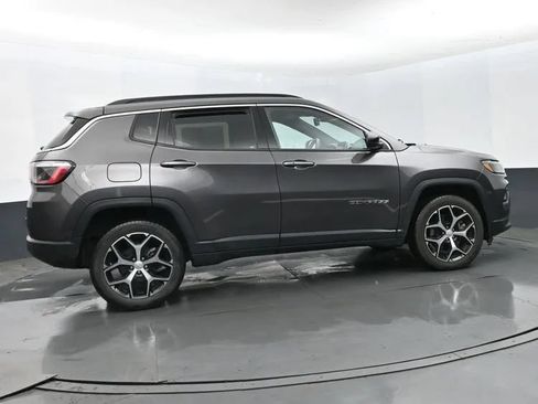 Used 2024 Jeep Compass Latitude AWD/4WD image 4