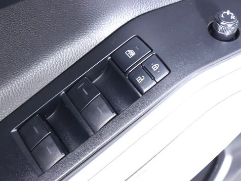 Used 2020 Toyota Highlander LE AWD/4WD image 28