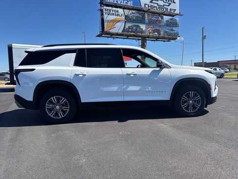 Used 2026 Chevrolet Traverse LT FWD image 8