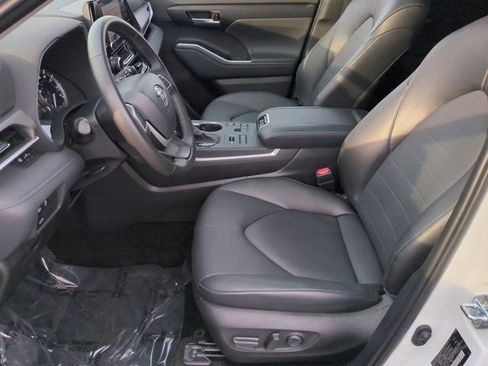 Certified 2025 Toyota Highlander XLE image 8