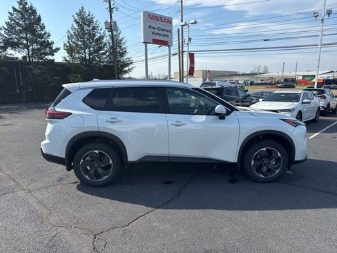 Used 2024 Nissan Rogue SV w/ SV Premium Package image 8